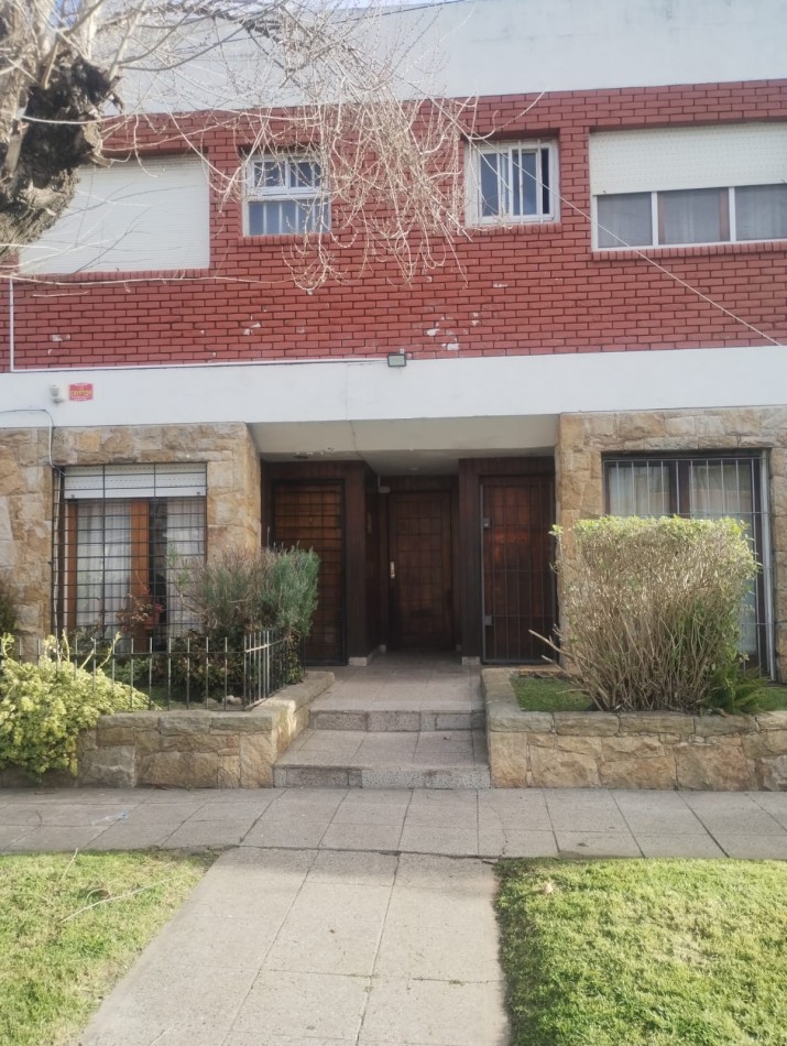 PH DE 2 AMBIENTES AMPLIOS CON PATIO Y JARDIN. PUNTA MOGOTES