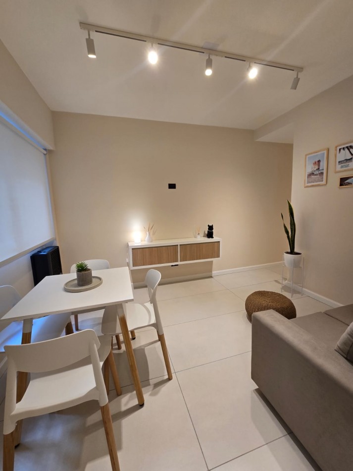DEPARTAMENTO DE 3 AMBIENTES RECICLADO A NUEVO. CENTRICO. CON MUEBLES