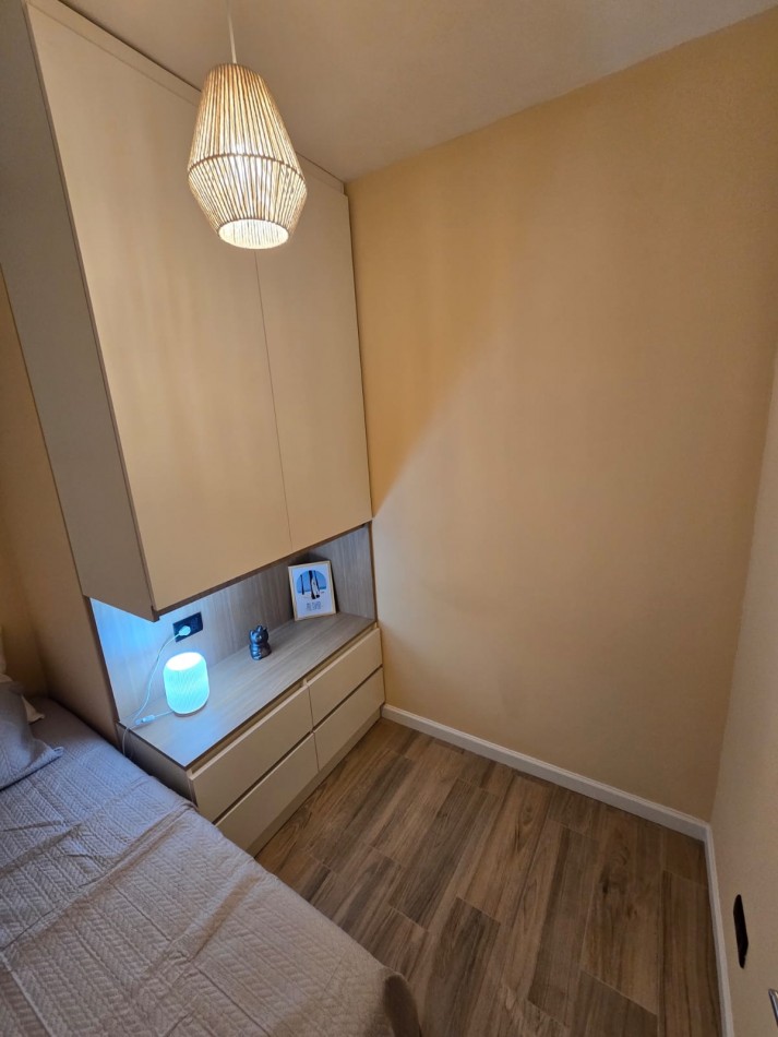 DEPARTAMENTO DE 3 AMBIENTES RECICLADO A NUEVO. CENTRICO. CON MUEBLES