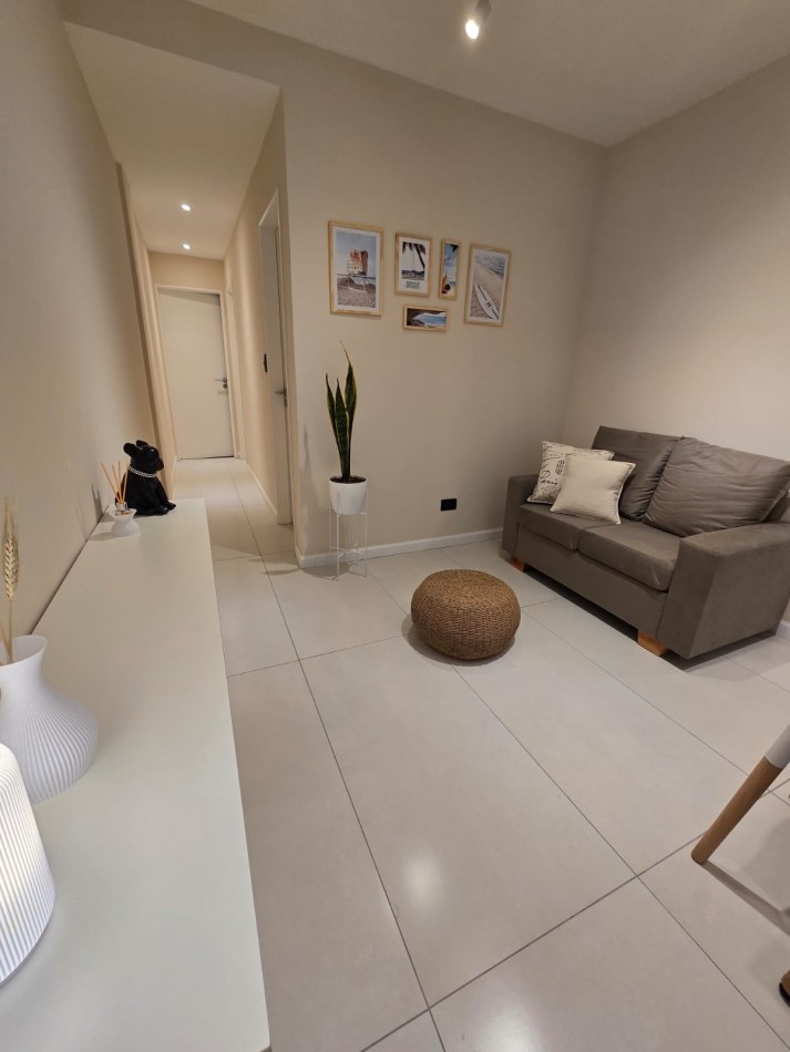 DEPARTAMENTO DE 3 AMBIENTES RECICLADO A NUEVO. CENTRICO. CON MUEBLES