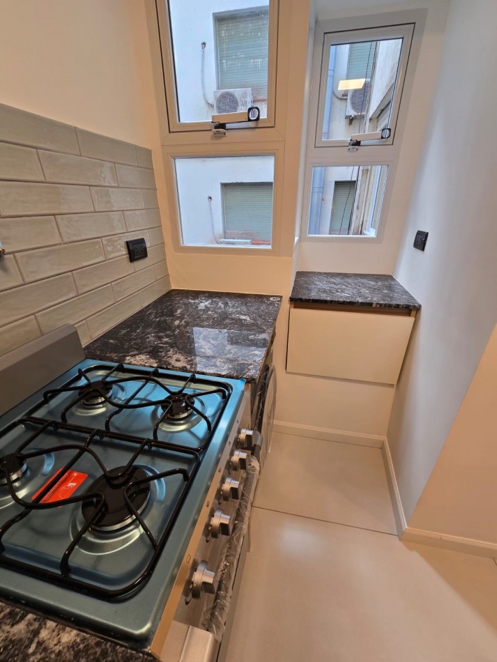 DEPARTAMENTO DE 3 AMBIENTES RECICLADO A NUEVO. CENTRICO. CON MUEBLES