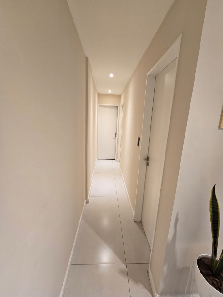 DEPARTAMENTO DE 3 AMBIENTES RECICLADO A NUEVO. CENTRICO. CON MUEBLES