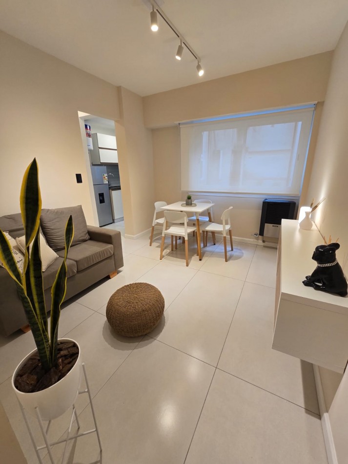 DEPARTAMENTO DE 3 AMBIENTES RECICLADO A NUEVO. CENTRICO. CON MUEBLES