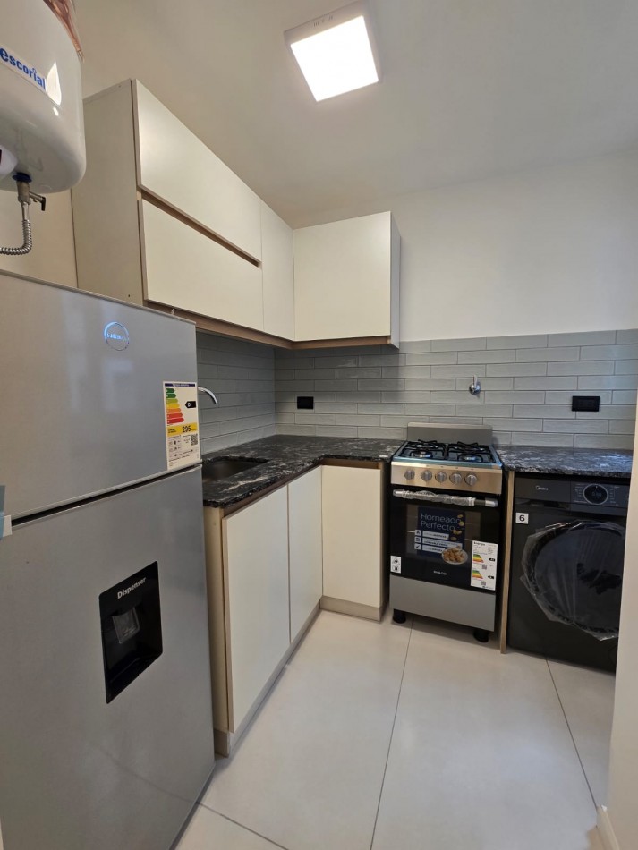 DEPARTAMENTO DE 3 AMBIENTES RECICLADO A NUEVO. CENTRICO. CON MUEBLES