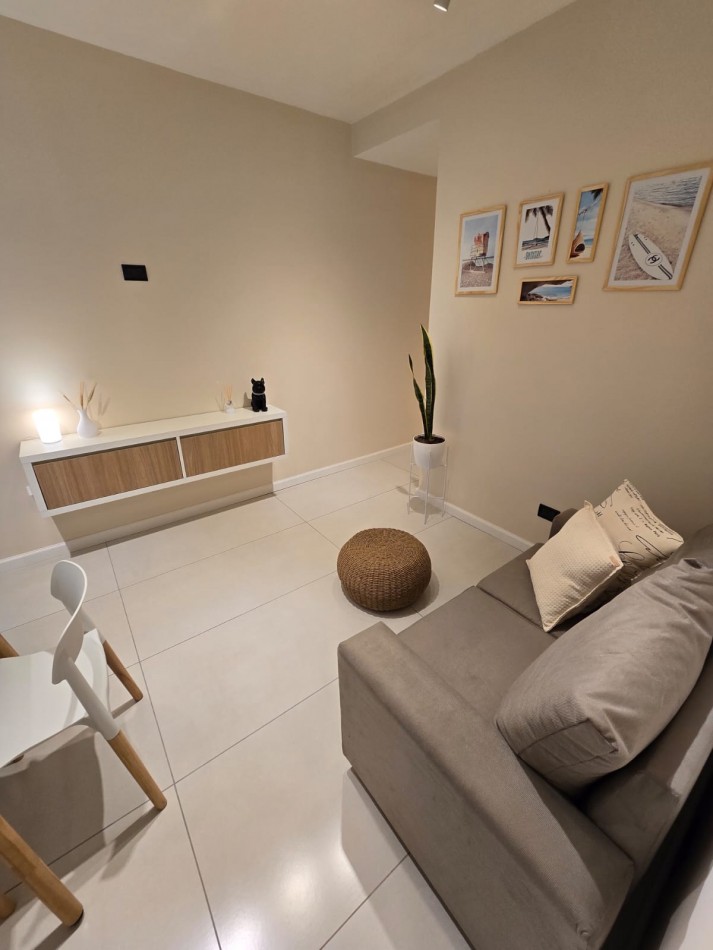 DEPARTAMENTO DE 3 AMBIENTES RECICLADO A NUEVO. CENTRICO. CON MUEBLES