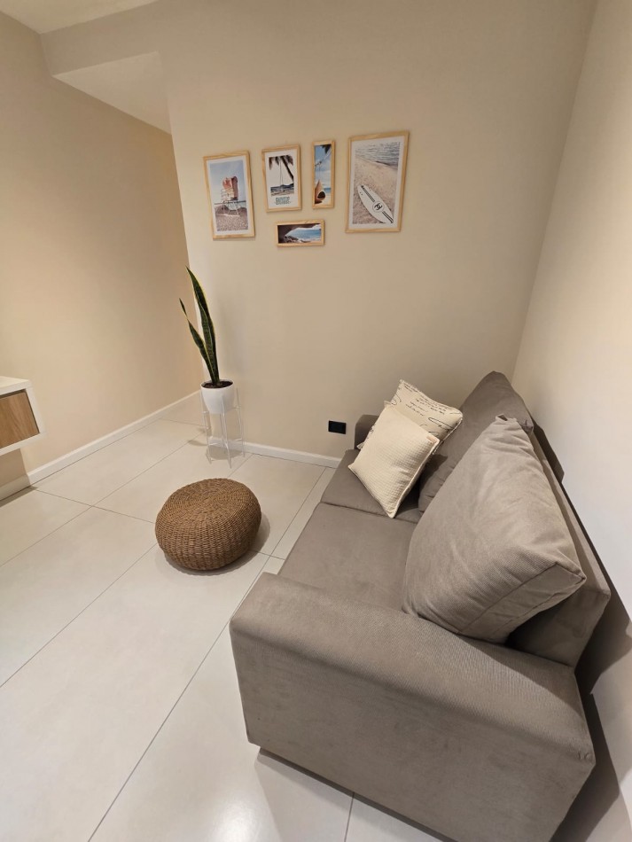 DEPARTAMENTO DE 3 AMBIENTES RECICLADO A NUEVO. CENTRICO. CON MUEBLES
