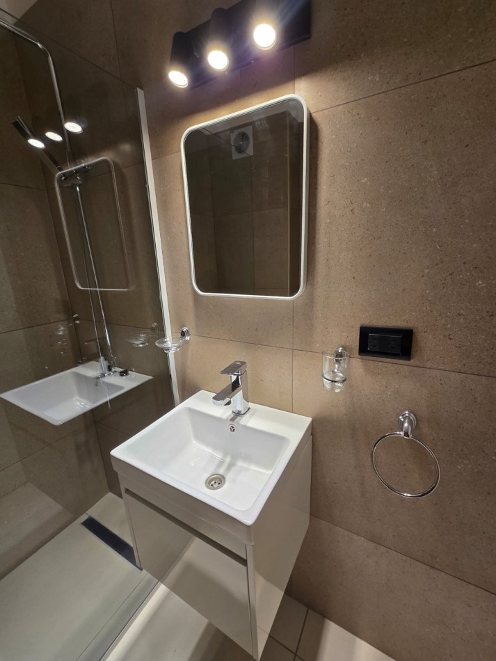 DEPARTAMENTO DE 3 AMBIENTES RECICLADO A NUEVO. CENTRICO. CON MUEBLES