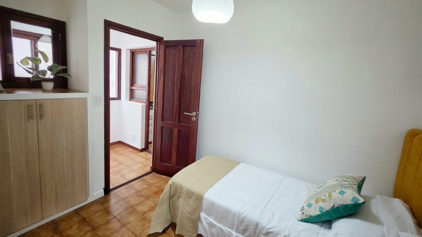 2 AMBIENTES AL FRENTE CON BALCON SALIENTE Y DEPENDENCIA. PLAZA COLON
