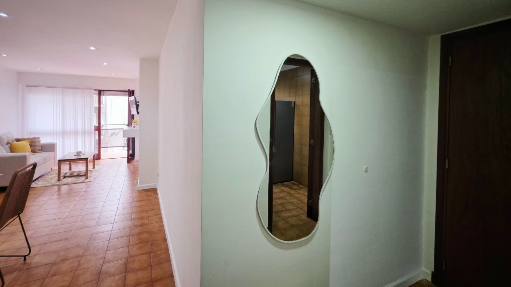 2 AMBIENTES AL FRENTE CON BALCON SALIENTE Y DEPENDENCIA. PLAZA COLON