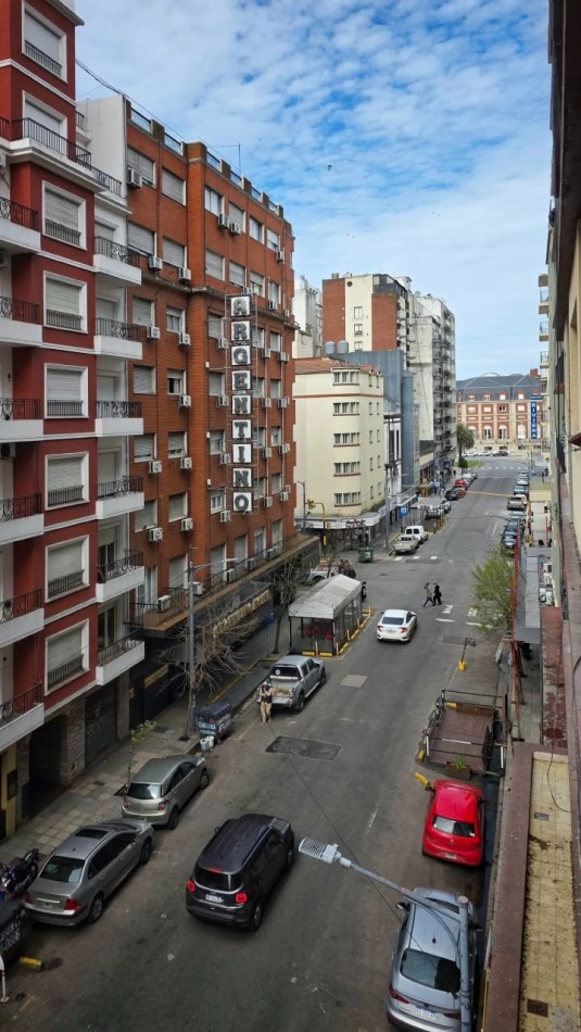 2 AMBIENTES AL FRENTE CON BALCON SALIENTE Y DEPENDENCIA. PLAZA COLON