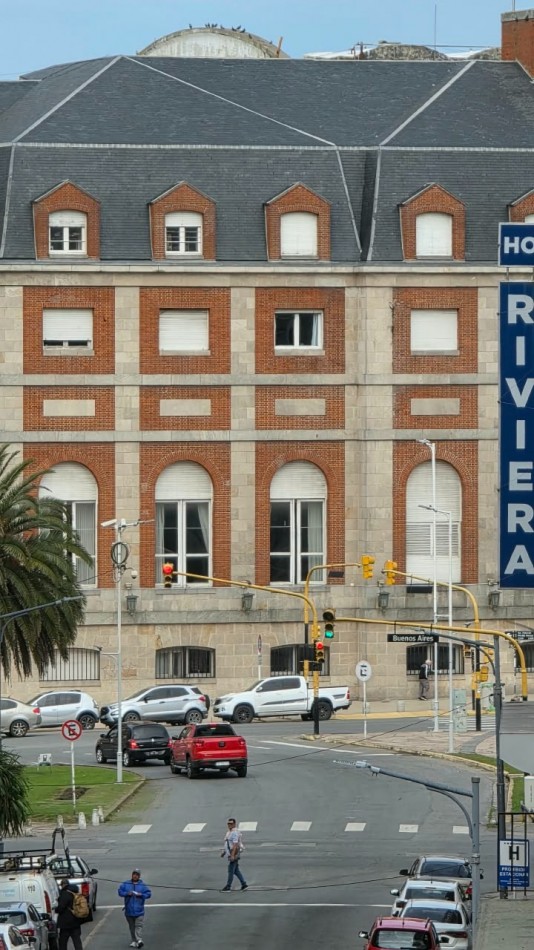 2 AMBIENTES AL FRENTE CON BALCON SALIENTE Y DEPENDENCIA. PLAZA COLON