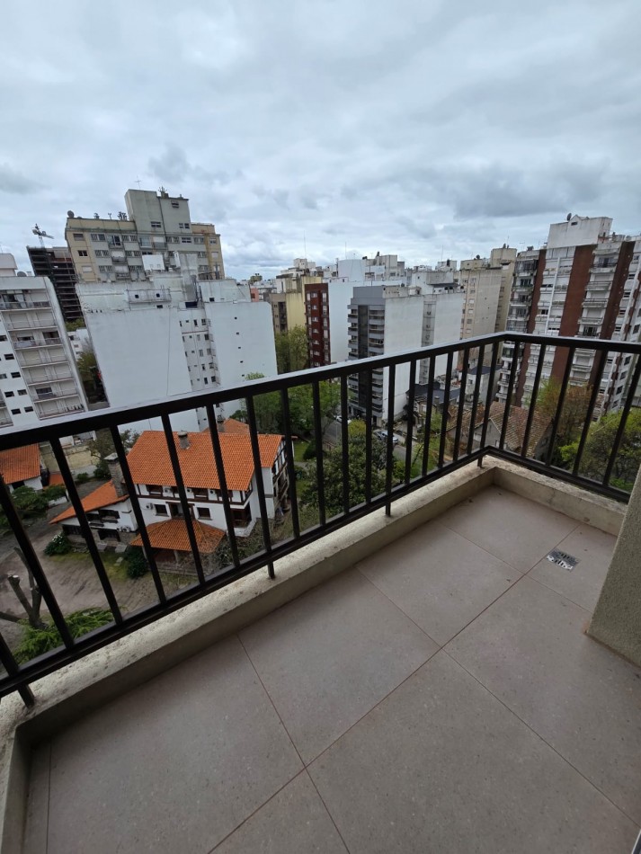 DEPARTAMENTO DE 2 AMBIENTES CON BALCON DOBLE. EXCELENTE EDIFICIO. 