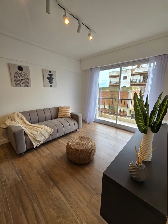 DEPARTAMENTO DE 2 AMBIENTES CON BALCON DOBLE. EXCELENTE EDIFICIO. 