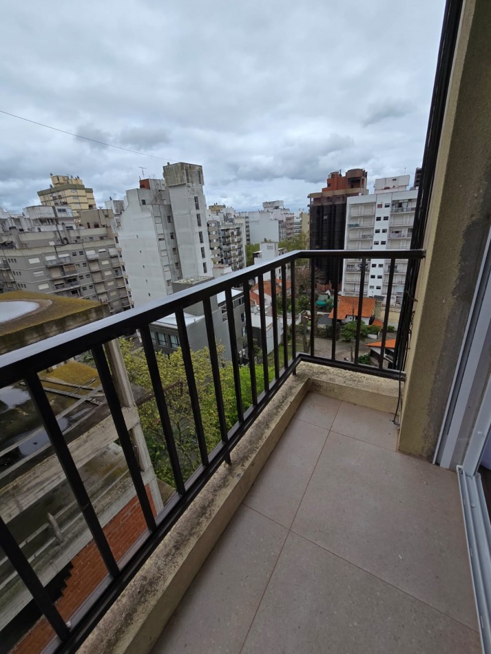 DEPARTAMENTO DE 2 AMBIENTES CON BALCON DOBLE. EXCELENTE EDIFICIO. 