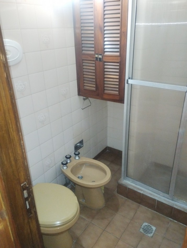 AMPLIA PROPIEDAD DE 4 AMBIENTES, GARAJE Y PARQUE EN ESQUINA. BARRIO LAS AVENIDAS.