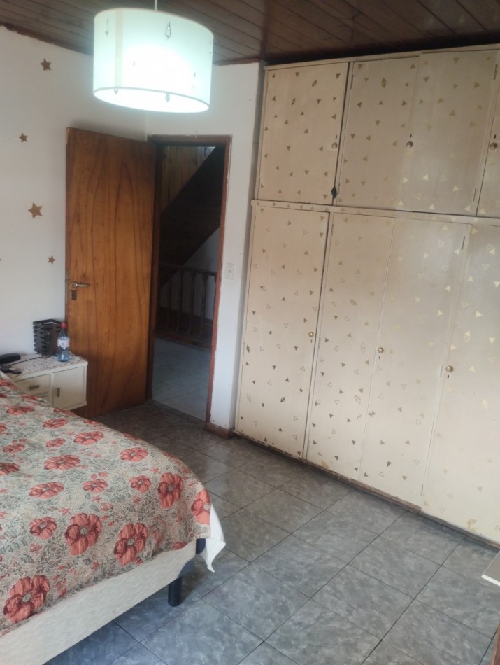 AMPLIA PROPIEDAD DE 4 AMBIENTES, GARAJE Y PARQUE EN ESQUINA. BARRIO LAS AVENIDAS.