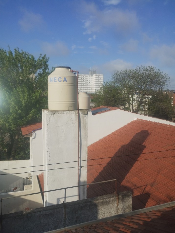 AMPLIA PROPIEDAD DE 4 AMBIENTES, GARAJE Y PARQUE EN ESQUINA. BARRIO LAS AVENIDAS.