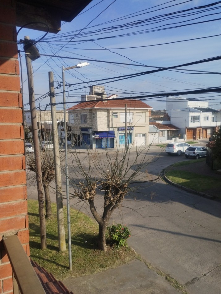 AMPLIA PROPIEDAD DE 4 AMBIENTES, GARAJE Y PARQUE EN ESQUINA. BARRIO LAS AVENIDAS.