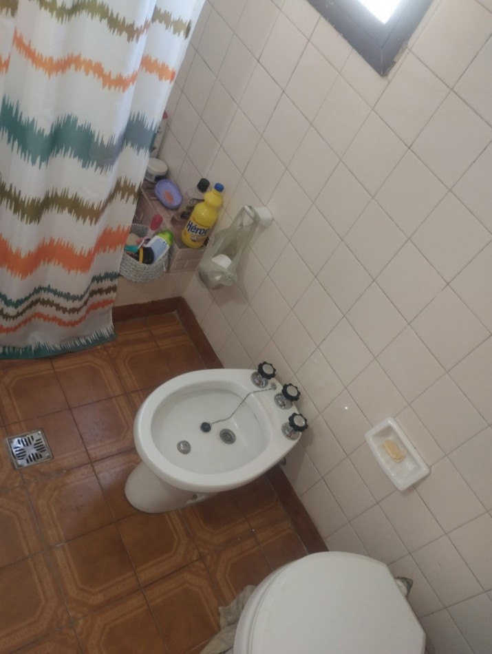 AMPLIA PROPIEDAD DE 4 AMBIENTES, GARAJE Y PARQUE EN ESQUINA. BARRIO LAS AVENIDAS.