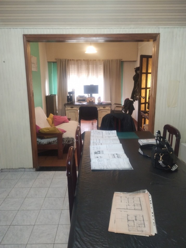 AMPLIA PROPIEDAD DE 4 AMBIENTES, GARAJE Y PARQUE EN ESQUINA. BARRIO LAS AVENIDAS.
