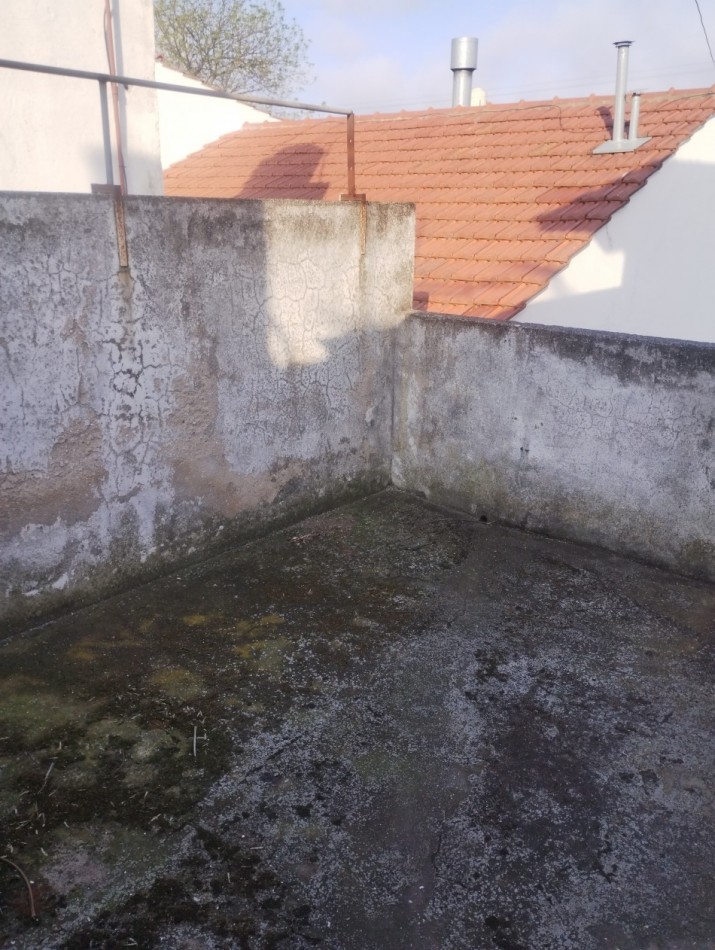 AMPLIA PROPIEDAD DE 4 AMBIENTES, GARAJE Y PARQUE EN ESQUINA. BARRIO LAS AVENIDAS.