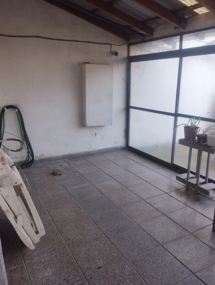 AMPLIA PROPIEDAD DE 4 AMBIENTES, GARAJE Y PARQUE EN ESQUINA. BARRIO LAS AVENIDAS.