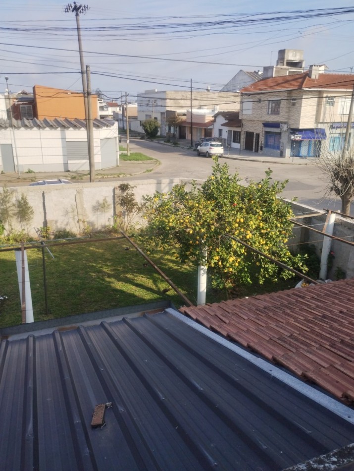 AMPLIA PROPIEDAD DE 4 AMBIENTES, GARAJE Y PARQUE EN ESQUINA. BARRIO LAS AVENIDAS.