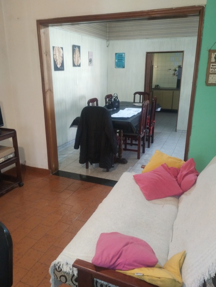 AMPLIA PROPIEDAD DE 4 AMBIENTES, GARAJE Y PARQUE EN ESQUINA. BARRIO LAS AVENIDAS.