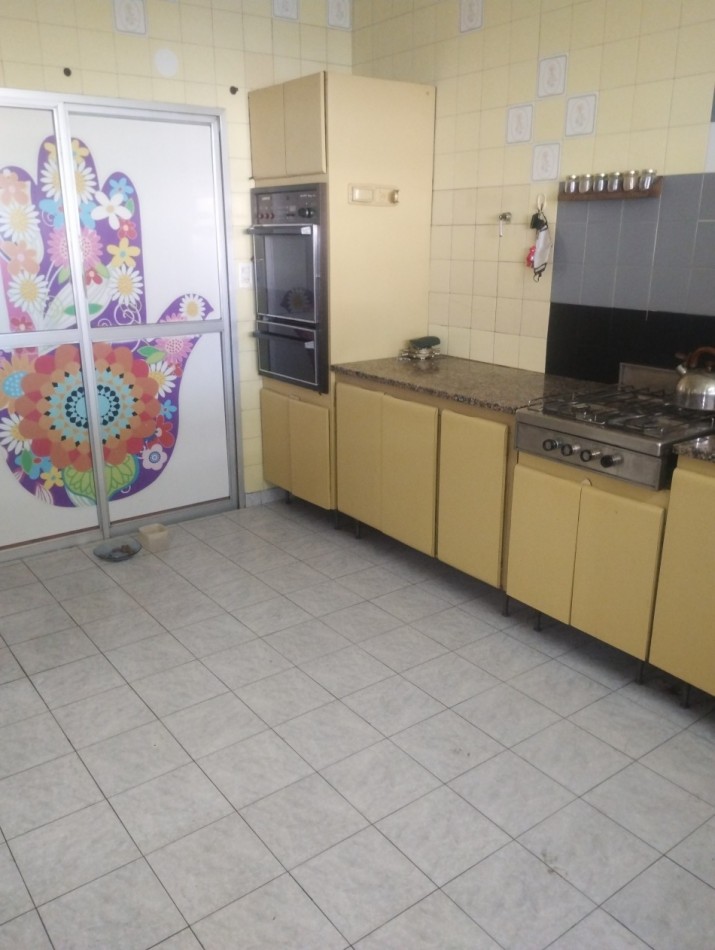 AMPLIA PROPIEDAD DE 4 AMBIENTES, GARAJE Y PARQUE EN ESQUINA. BARRIO LAS AVENIDAS.