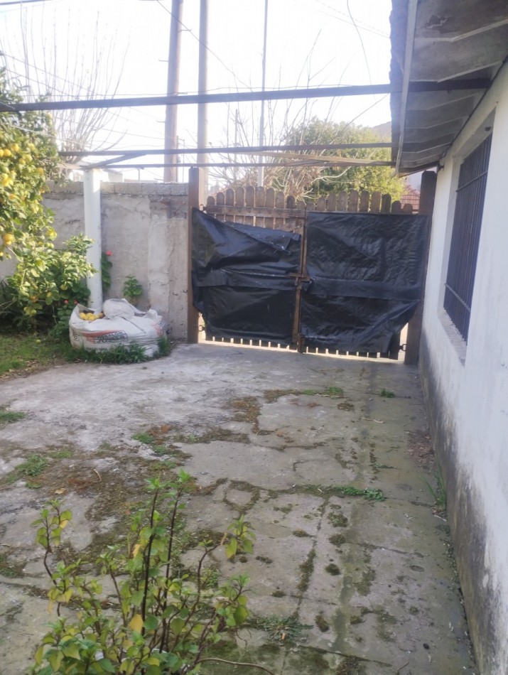 AMPLIA PROPIEDAD DE 4 AMBIENTES, GARAJE Y PARQUE EN ESQUINA. BARRIO LAS AVENIDAS.