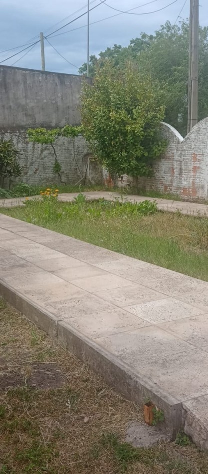 CHALET DE 3 AMBIENTES EN DUPLEX. GARAJE CUBIERTO. CON ESPACIO PARA PISCINA. APTA CREDITO. 
