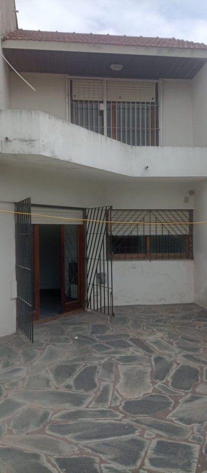 CHALET DE 3 AMBIENTES EN DUPLEX. GARAJE CUBIERTO. CON ESPACIO PARA PISCINA. APTA CREDITO. 