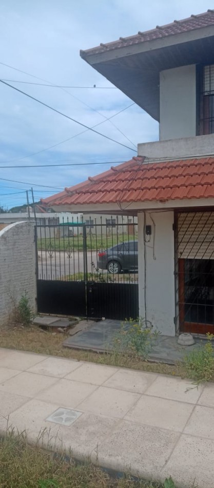CHALET DE 3 AMBIENTES EN DUPLEX. GARAJE CUBIERTO. CON ESPACIO PARA PISCINA. APTA CREDITO. 