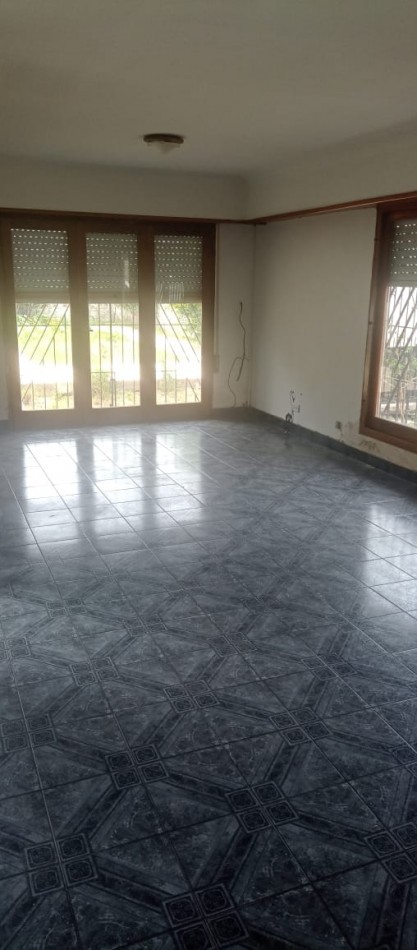 CHALET DE 3 AMBIENTES EN DUPLEX. GARAJE CUBIERTO. CON ESPACIO PARA PISCINA. APTA CREDITO. 