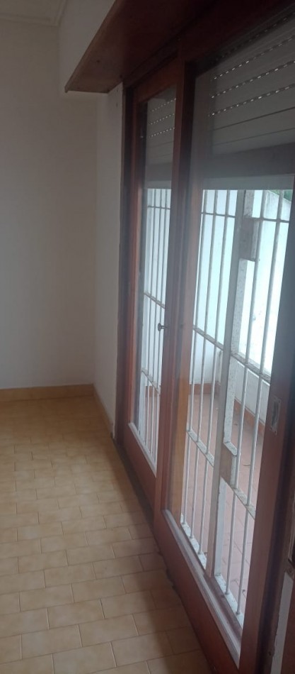 CHALET DE 3 AMBIENTES EN DUPLEX. GARAJE CUBIERTO. CON ESPACIO PARA PISCINA. APTA CREDITO. 