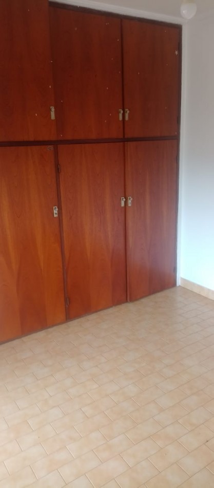 CHALET DE 3 AMBIENTES EN DUPLEX. GARAJE CUBIERTO. CON ESPACIO PARA PISCINA. APTA CREDITO. 
