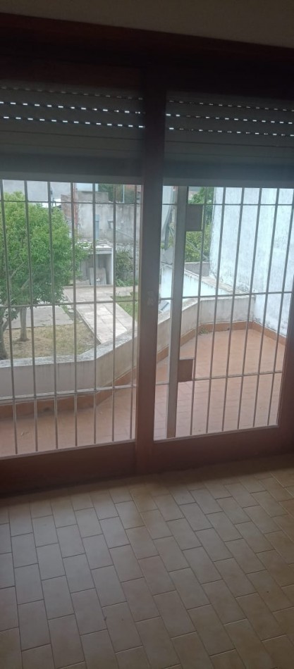 CHALET DE 3 AMBIENTES EN DUPLEX. GARAJE CUBIERTO. CON ESPACIO PARA PISCINA. APTA CREDITO. 
