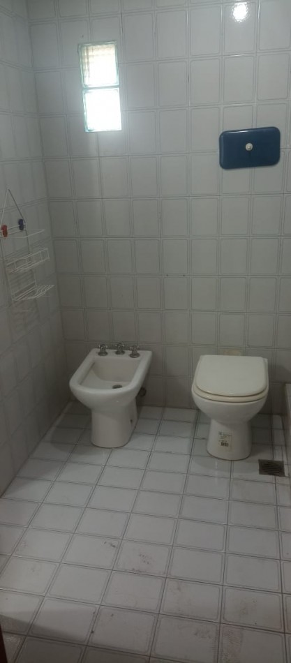 CHALET DE 3 AMBIENTES EN DUPLEX. GARAJE CUBIERTO. CON ESPACIO PARA PISCINA. APTA CREDITO. 