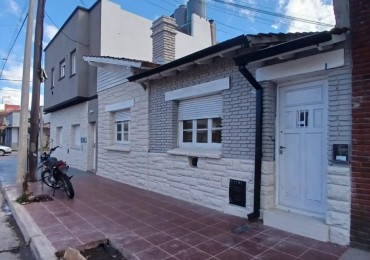 CHALET DE 3 AMBIENTES CON PATIO. LOTE PROPIO. RECICLADO.