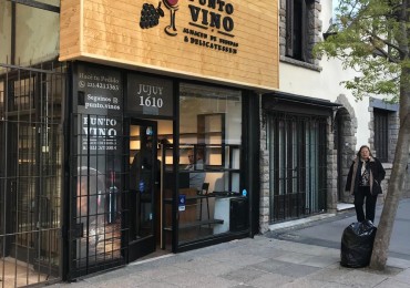 LOCAL COMERCIAL A LA VENTA. PLANTA, SOTANO Y ENTRE PISO. EXCELENTE UBICACION. FINANCIA EL 50%.
