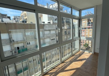 DEPARTAMENTO DE 4 AMBIENTES A LA CALLE CON BALCON TERRAZA,. VISTA LATERAL AL MAR.