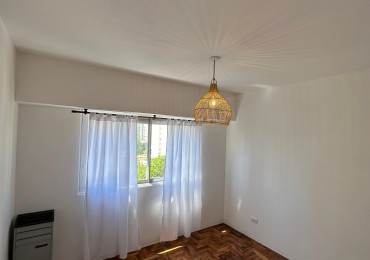 DEPARTAMENTO DE 3 AMBIENTES A LA CALLE CON BALCON SALIENTE. ESPAÑA Y SAN MARTIN.