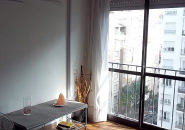 2 AMBIENTES CON BALCON FRANCES CON VISTA SOBRE AVENIDA COLON. A METROS DE LA PLAZA.