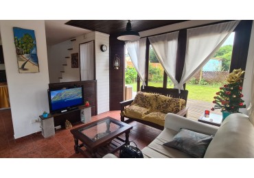 CASA EN DUPLEX EN ACANTILADOS. CERCANA AL GOLF Y BARRIOS PRIVADOS. 