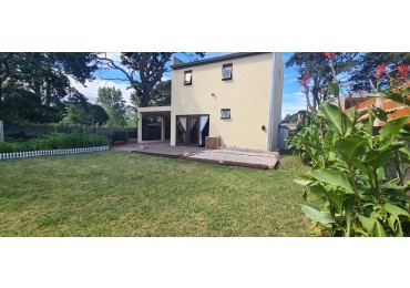 CASA EN DUPLEX EN ACANTILADOS. CERCANA AL GOLF Y BARRIOS PRIVADOS. 