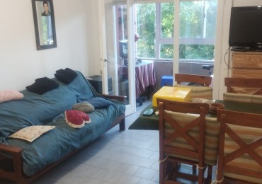 DEPARTAMENTO DE 3 AMBIENTES AMPLIOS. AL FRENTE CON BALCON SALIENTE. ESPACIO DE COCHERA