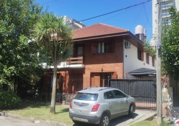 IMPECABLE CHALET DE 4 AMBIENTES EN SAN CARLOS.  A METROS DE ALEM Y EL GOLF. 