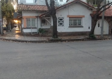 CHALET EN LOTE PROPIO EN ESQUINA. A RECICLAR INTEGRAMENTE. LA RIOJA Y RAWSON. ZONIFICACION R2