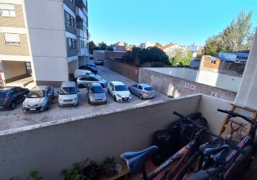 DEPARTAMENTO DE 3 AMBIENTES CON BALCON SALIENTE Y ESPACIO DE COCHERA. A METROS UNIVERSIDAD NACIONAL