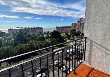 DEPARTAMENTO DE 3 AMBIENTES CON DEPENDENCIA. BALCONES SALIENTES CON VISTA A LA PLAZA Y EL MAR.